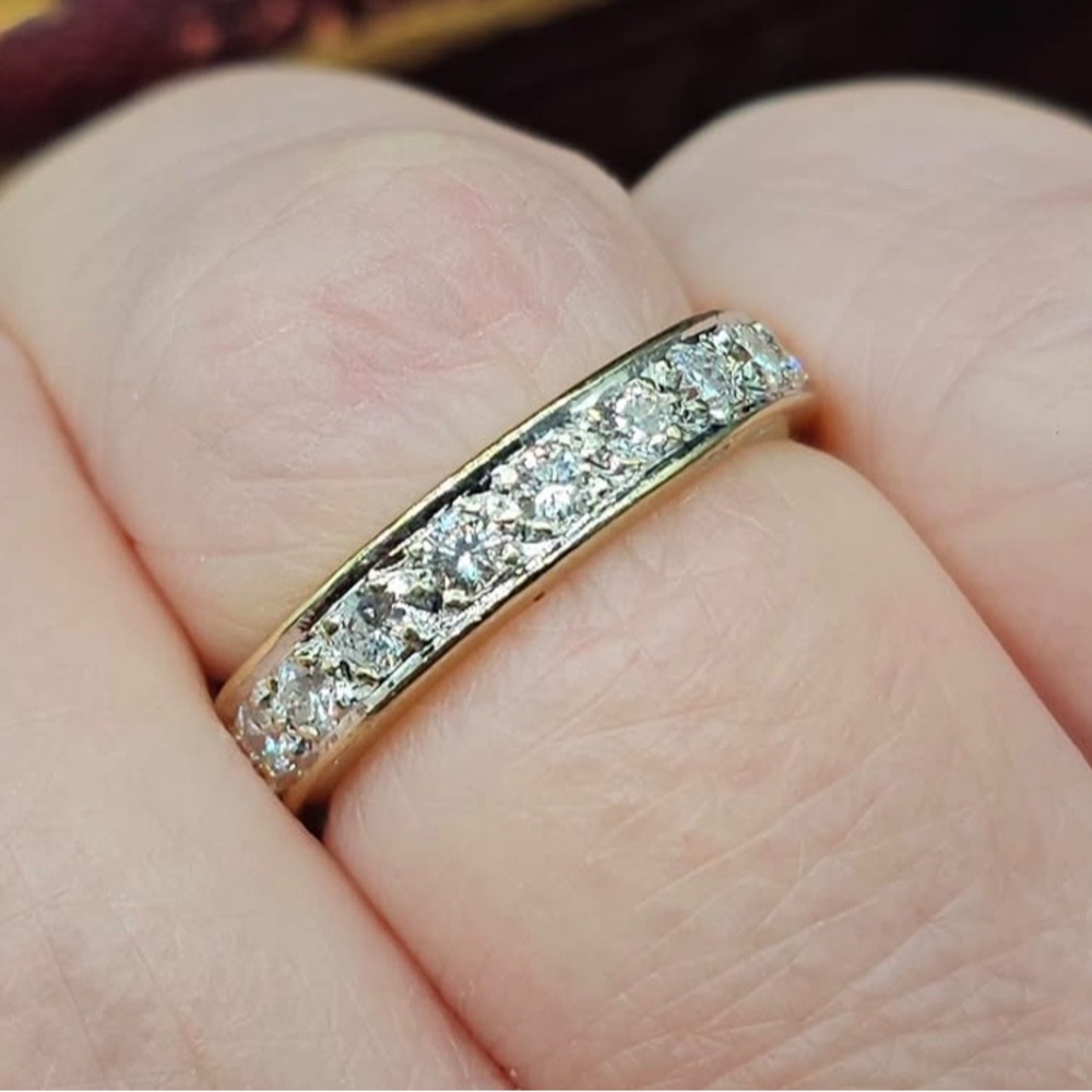 18k Diamond eternity ring